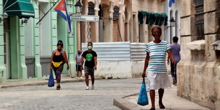 Cuba cerca del millón de casos y más de 8 mil muertes por covid-19
