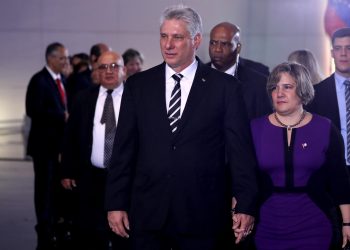 Fotografía de archivo en la que se registró al presidente de Cuba, Miguel Díaz-Canel (c), en Caracas (Venezuela). EFE/Miguel Gutiérrez