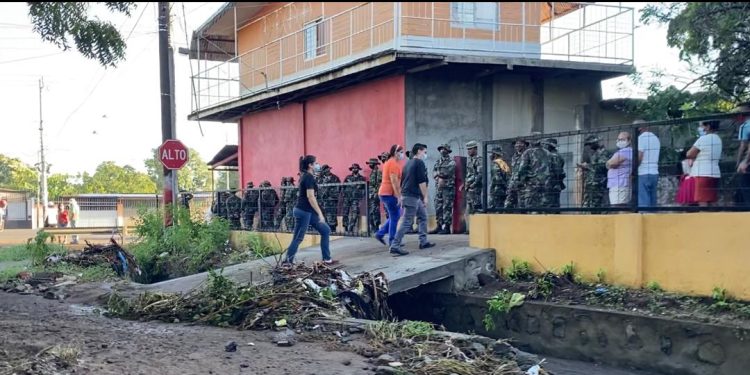 Simpatizantes de Ortega y militares, los primeros votantes este 7 de noviembre. Desconocen a los «rivales» del dictador. Foto: Artículo 66.