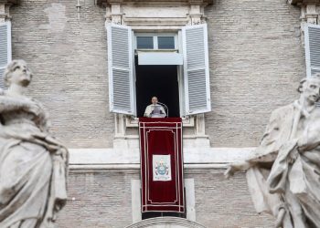 El papa pide ser "pobres por dentro" en lugar de buscar éxito, riqueza y fama