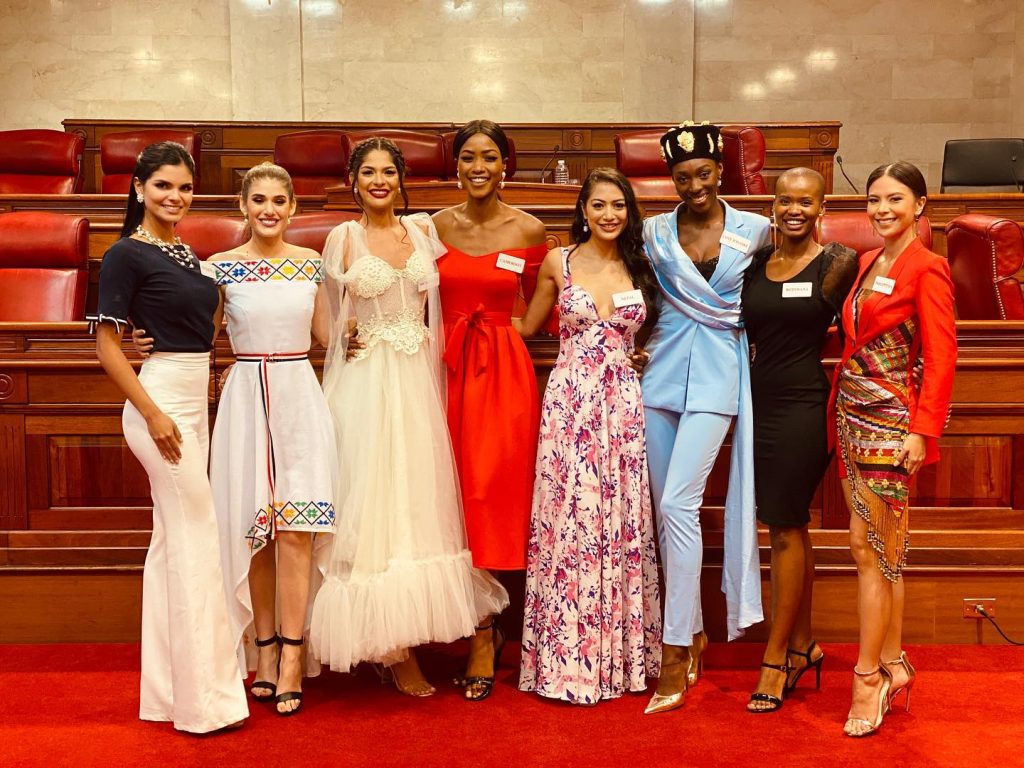 Miss Mundo 2021 será en 2022 por brote de covid y 23 candidatas contagiadas