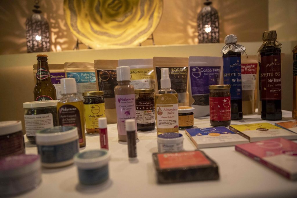 Un hombre organiza en una mesa productos elaborados a base de cacao durante el lanzamiento de la IV edición del Festival Chocolate Nicaragüense este 30 de noviembre de 2021, en Managua (Nicaragua). EFE/Jorge Torres