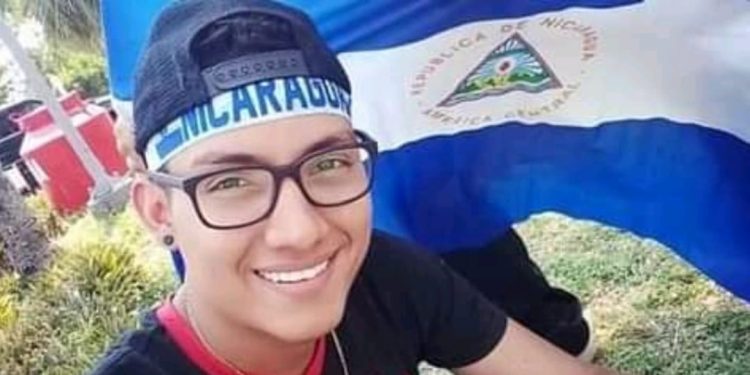 Policía de Ortega libera majo amenazas al exreo político Allan Gómez. Foto: Artículo 66 / Cortesía
