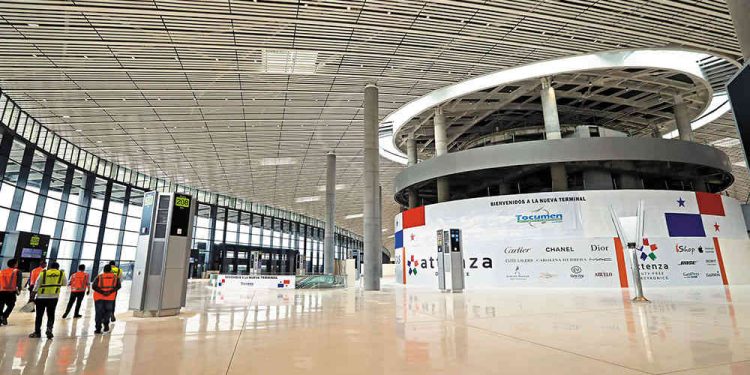 Aeropuerto más grande de Panamá limita ingreso solo a pasajeros por pandemia