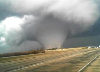 Cuatro gigantesco tornados dejan 64 muertos en EE.UU.