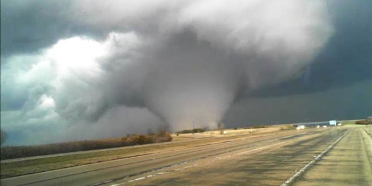 Cuatro gigantesco tornados dejan 64 muertos en EE.UU.
