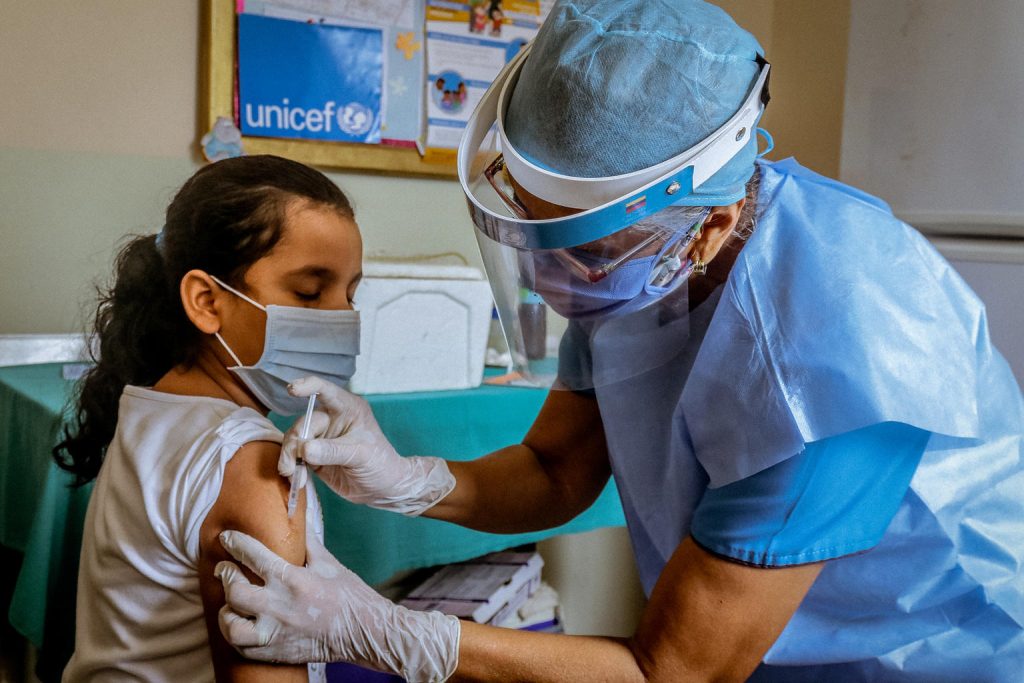 Pfizer dice que su vacuna de doble dosis no es efectiva para niños 2-5 años