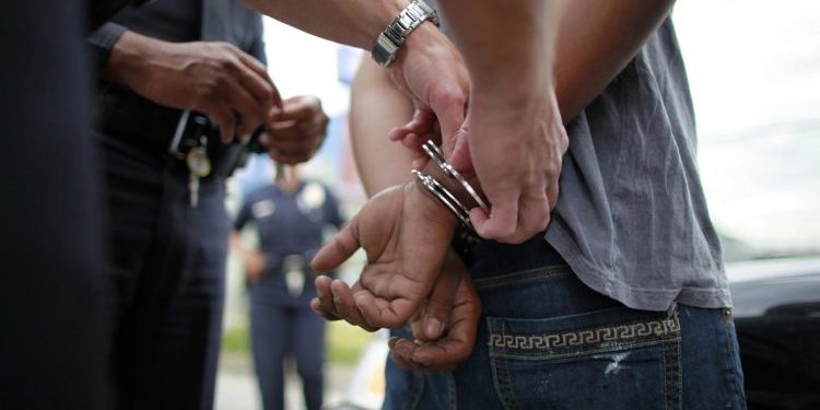 Adolescente de 14 años es detenido por amenazar a compañeros de escuela en EEUU