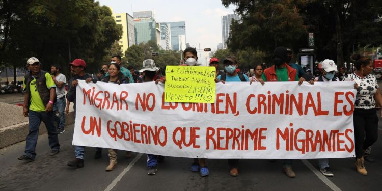Caravana de indocumentados marcha en Ciudad de México por el Día del Migrante