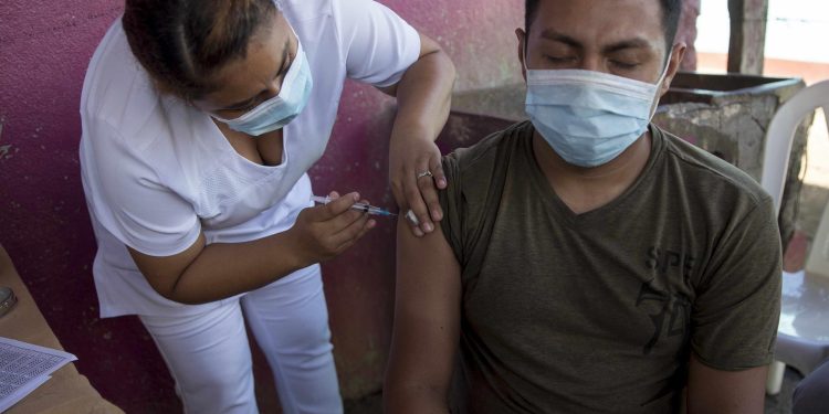 Fotografía de archivo en la que se registró a un joven al ser vacunado contra el COVID-19, en Managua. Foto: Artículo 66 / EFE