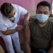 Fotografía de archivo en la que se registró a un joven al ser vacunado contra el COVID-19, en Managua. Foto: Artículo 66 / EFE