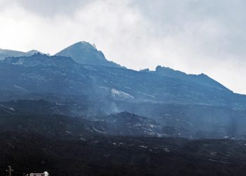 Vista de la colada del volcán el 24 de diciembre desde el mirador de Tajuya. Foto: Artículo 66 / Efe