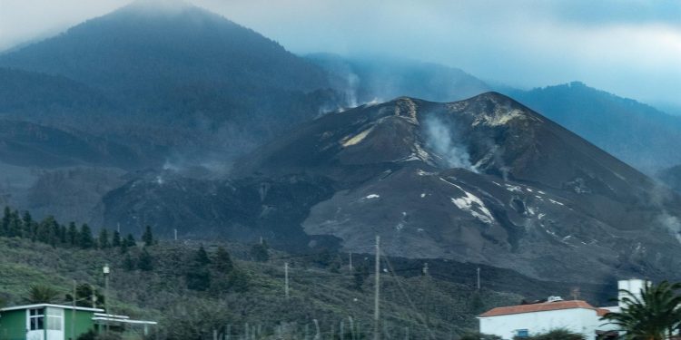 El volcán canario en calma, a dos días de que se declare el fin de su erupción. Foto: Artículo 66 / EFE