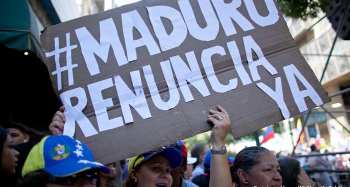 Chavismo pedirá lista de quienes firmen para activar revocatorio a Maduro