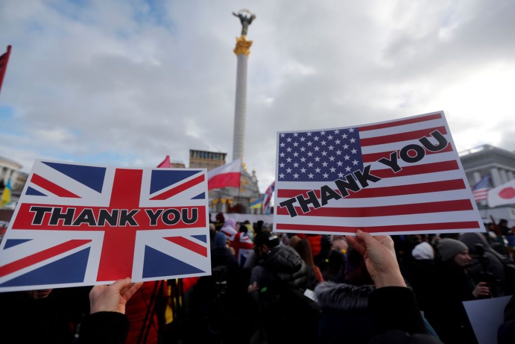 Cientos de ucranianos se reúnen en Kiev para agradecer a Estados Unidos y UE