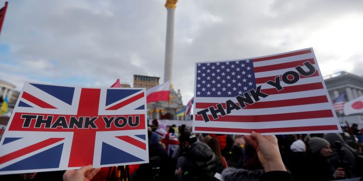 Cientos de ucranianos se reúnen en Kiev para agradecer a Estados Unidos y UE