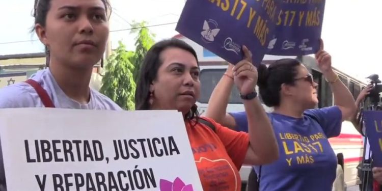 Liberan a mujer condenada a pena máxima por supuesto aborto en El Salvador