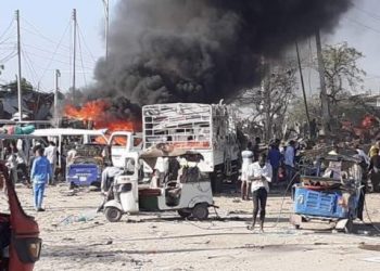 Al menos siete muertos al estallar una bomba que pisó un autobús en Kenia