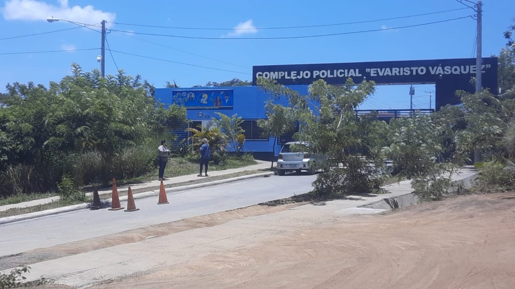 «Exigimos que nos permitan entregarles ropa y cobijas», demandan familiares de presos políticos en El Chipote. Foto: Artículo 66 / Noel Miranda