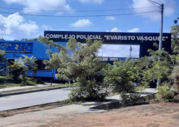 «Exigimos que nos permitan entregarles ropa y cobijas», demandan familiares de presos políticos en El Chipote. Foto: Artículo 66 / Noel Miranda