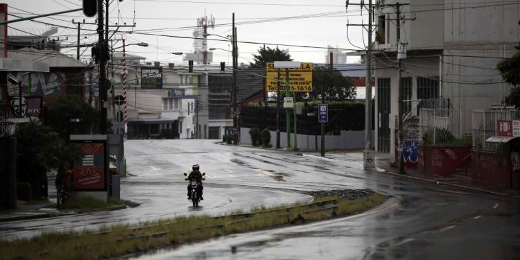 Costa Rica suaviza restricciones al comercio y la movilidad por covid-19