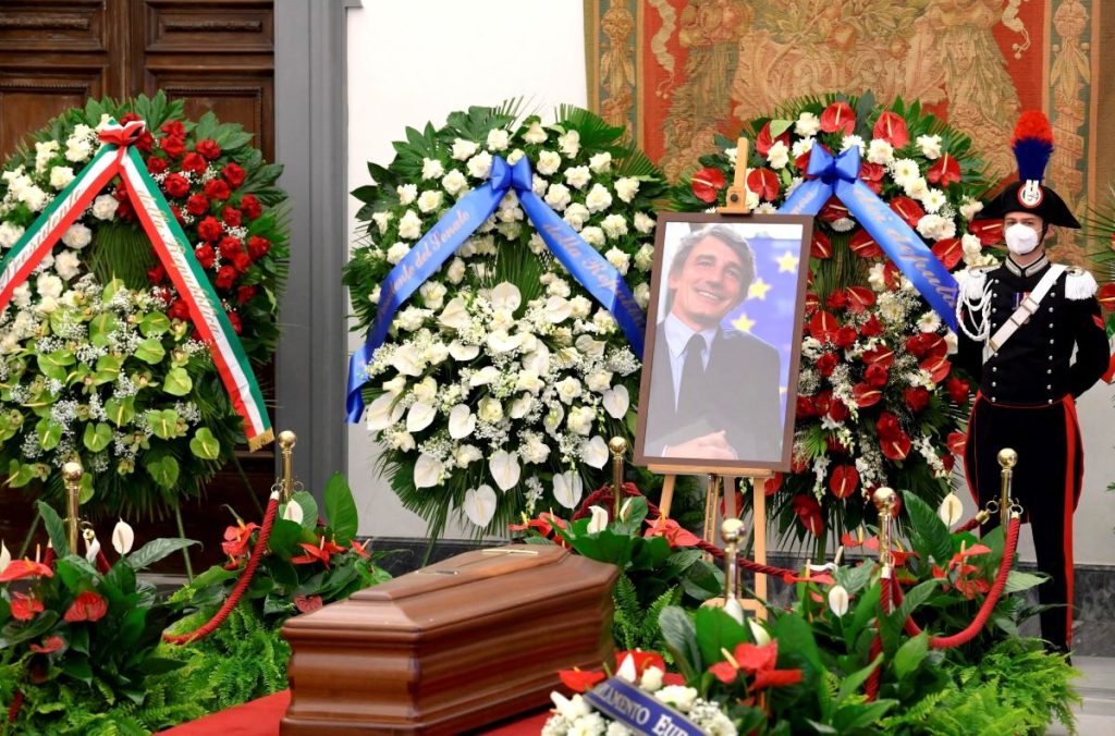 Cientos de personas asisten a funerales del líder europeo, David Sassoli en Roma