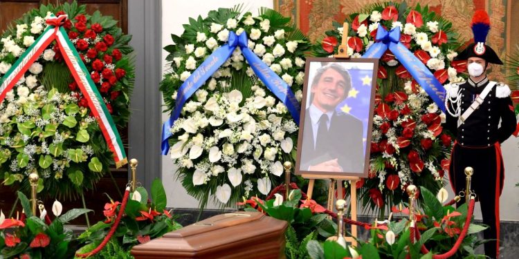 Cientos de personas asisten a funerales del líder europeo, David Sassoli en Roma