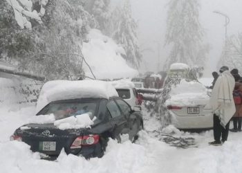 16 turistas mueren congelados en sus vehículos por nevada en Pakistán
