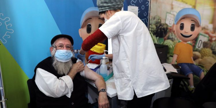 Israel supera el medio millón de vacunados con la cuarta dosis
