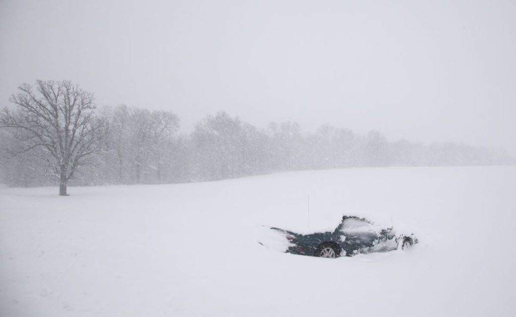 Miles de vuelos cancelados por la tormenta de nieve que azota el noreste de EE.UU.