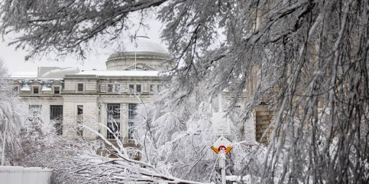 Fuerte tormenta de nieve paraliza Washington durante horas