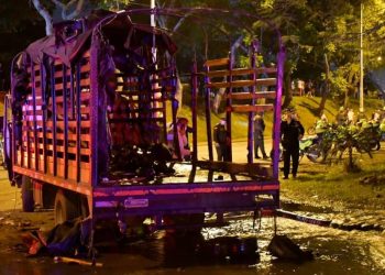 En el camión viajaban 15 oficialas y el ataque se registró a eso de las 10 de la noche de este viernes. Foto: Tomada de internet