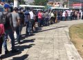 Salvadoreños hacen enormes filas para hacerse pruebas gratis del covid-19