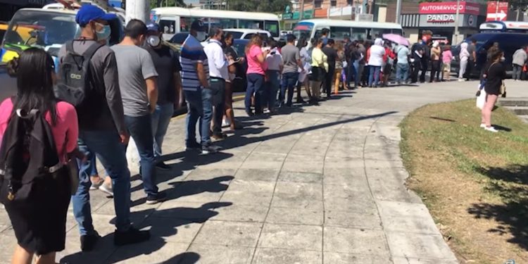 Salvadoreños hacen enormes filas para hacerse pruebas gratis del covid-19