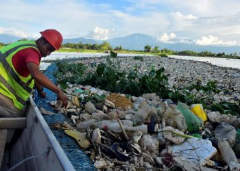 Guatemala afirma que detuvo toneladas de basura en río que termina en Honduras