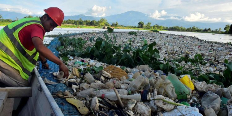 Guatemala afirma que detuvo toneladas de basura en río que termina en Honduras