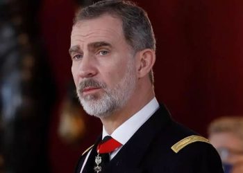 Rey de España da positivo en covid-19 pero con "síntomas leves"