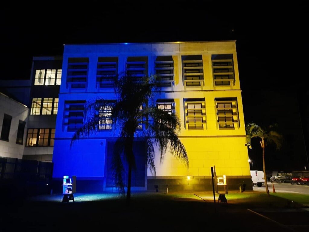Embajada de EE. UU. proyecta bandera de Ucrania en su sede en Nicaragua