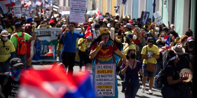 Protestas masivas del sector público de Puerto Rico pidiendo aumento salarial