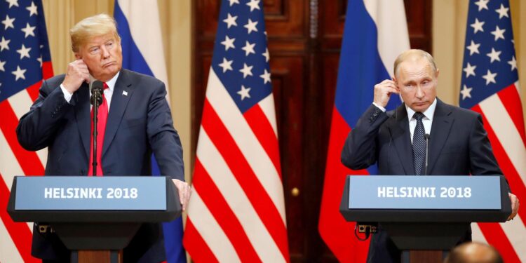 Foto de archivo, tomada el 16 de julio de 2018, del expresidente estadounidense, Donald J. Trump (i), y el mandatario ruso, Vladimir Putin (d). EFE/ Anatoly Maltsev