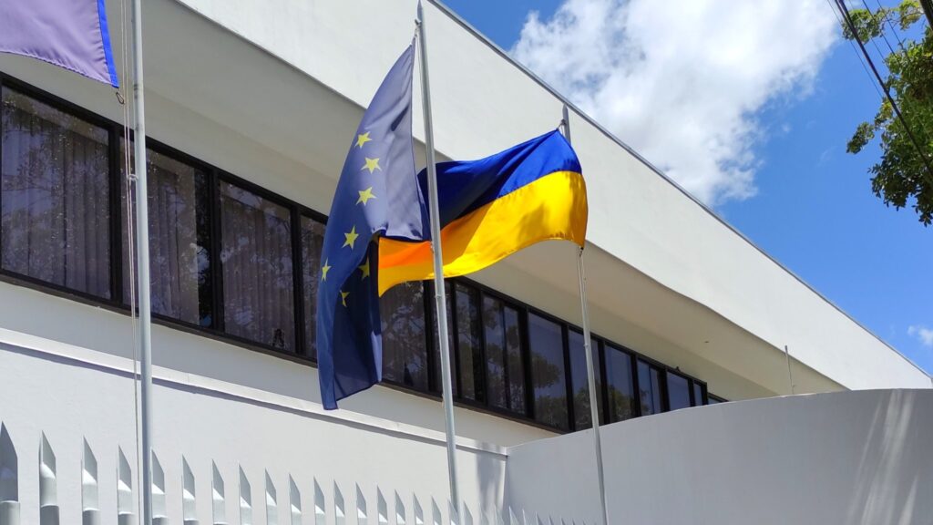 Unión Europea iza bandera de Ucrania en Nicaragua, país aliado de Rusia