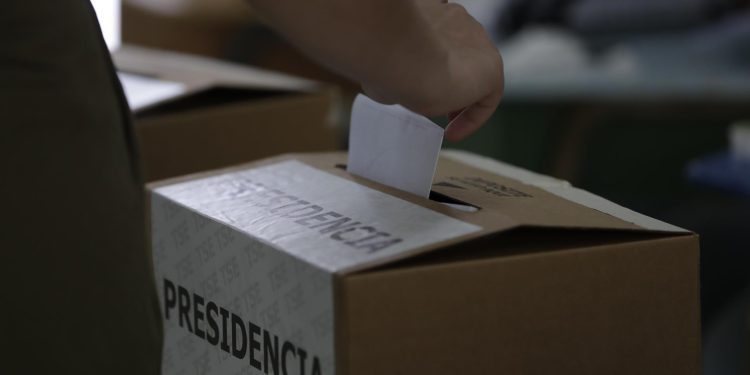 Costa Rica vive jornada electoral con amplia afluencia de votantes. Foto: EFE / Artículo 66