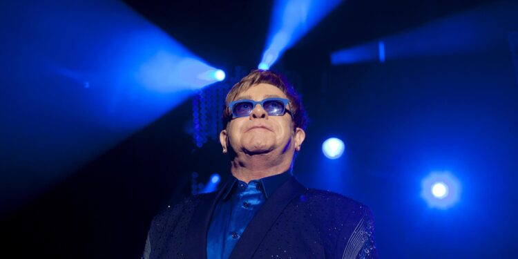 Elton John se solidariza con ucranianos durante concierto en Nueva Jersey. FOTO: EFE / Artículo 66