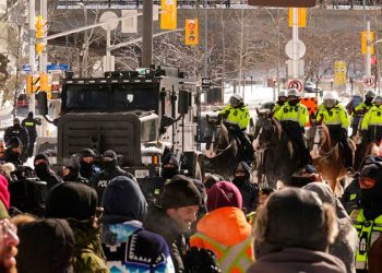 Antivacunas usan a niños como barrera ante el avance policial en Canadá