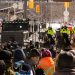 Antivacunas usan a niños como barrera ante el avance policial en Canadá