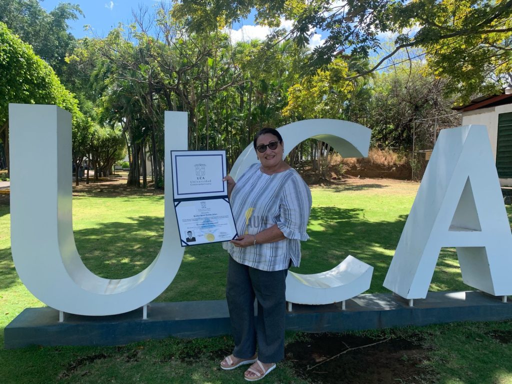 Madre de Lesther Alemán recibe el título y premio a la excelencia académica otorgado por la UCA al preso político