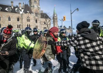 Casi 200 detenidos en una operación para dispersar la protesta antivacunas en Ottawa