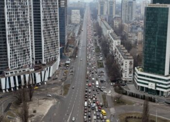 Pánico y colapso en las carreteras de Kiev para salir de la ciudad