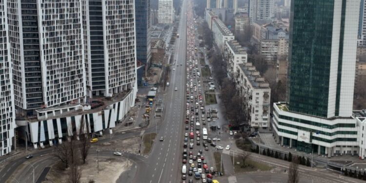 Pánico y colapso en las carreteras de Kiev para salir de la ciudad