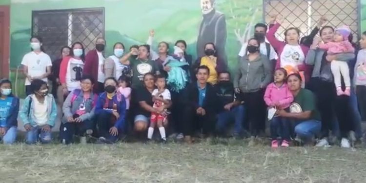 Ciudadanos de Cusmapa resguardan instalaciones de Fundación Padre Rafael Fabretto para evitar que régimen tome posesión. Foto: Captura de pantalla